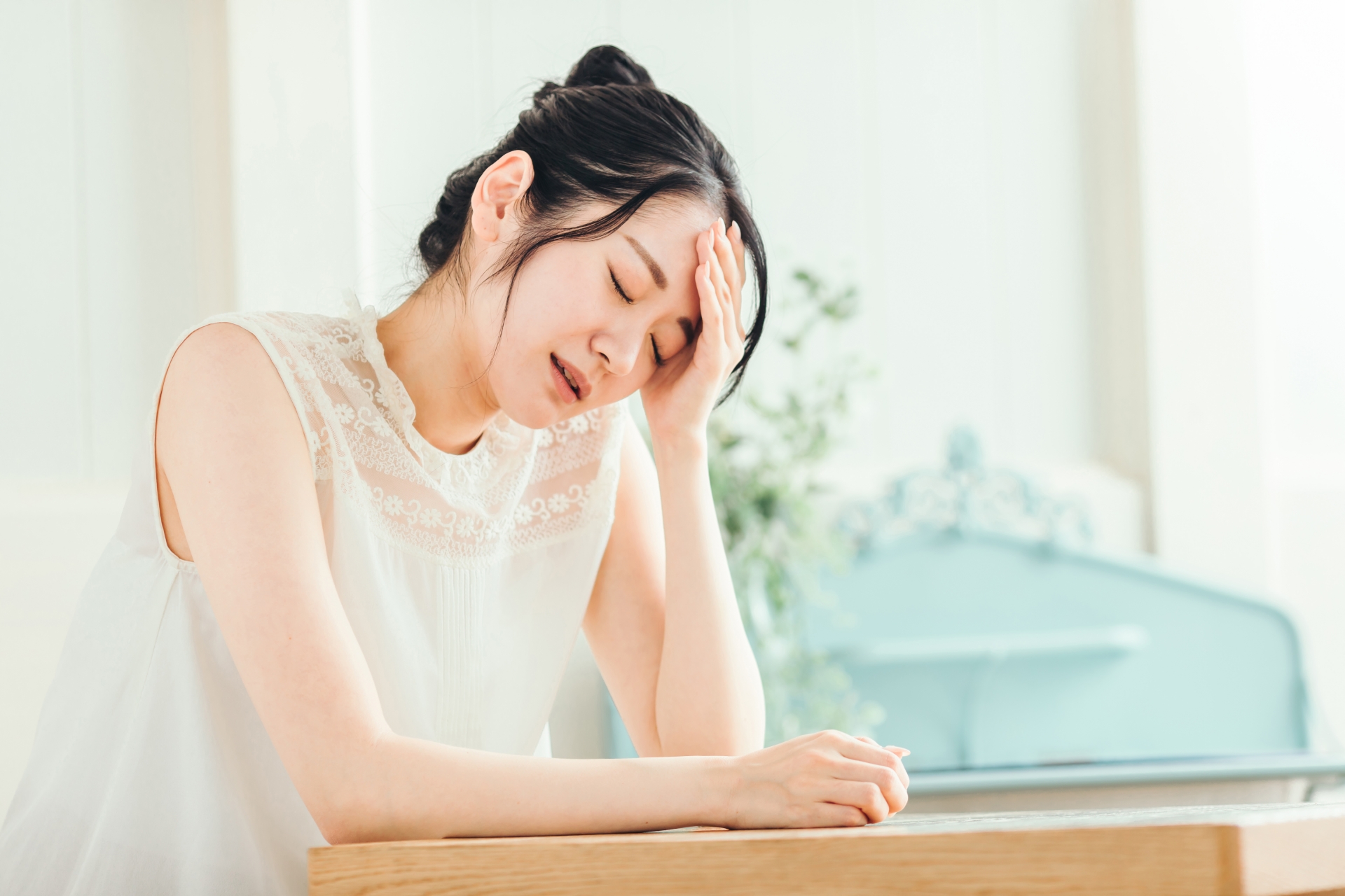 事務に追われて悩むセミナー講師の女性